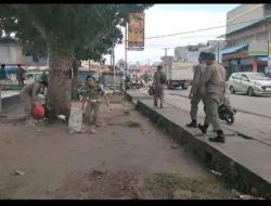 Satpol PP Tertibkan PKL Di Alun-Alun Kota Bintuhan