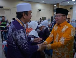 Lepas Kloter Pertama JCH Provinsi Bengkulu, Gubernur Rohidin Doakan Menjadi Haji Mabrur