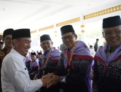 Sekda Lepas 136 Calon Jamaah Haji BS, Sukarni: Utamakan Kesehatan