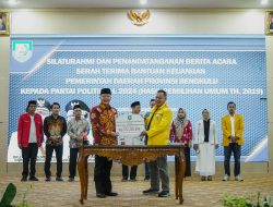 Gubernur Bengkulu Serahkan Bantuan Partai Politik