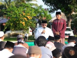 Bupati Kaur Salat di Lapangan Merdeka Kota Bintuhan