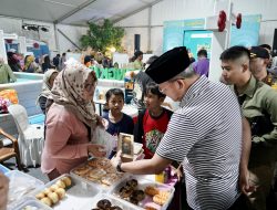 Tidak Mau Ketinggalan, Gubernur Rohidin Ikut Berburu Jajanan di Festival Tabut
