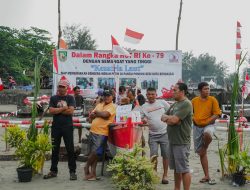 Para Nelayan Bengkulu Hiasi Perahu Untuk Menangkan Perlombaan