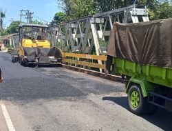 Jalan Jembatan Penghubung Rawa Makmur dan Kampung Kelawi Diperbaiki