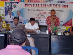 Kades Cahaya Batin Salurkan BLT-DD Langsung Tiga Bulan