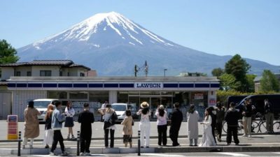 Tirai Penutup Gunung Fuji di Belakang Lawson Dibuka Kembali, Turis Kembali Bikin Ulah