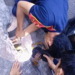 Petugas Damkar Rejang Lebong Bantu Warga Ambil Kunci Motor yang Jatuh ke Selokan