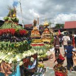Enam Gunungan Hasil Bumi Jadi Daya Tarik Perayaan di Kampung Baru