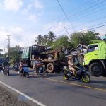 Truk Fuso Bermuatan 22 Ton Kopi Terbalik di Desa Suro Baru, Evakuasi Berlangsung Lancar