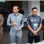Bupati Gusril Pausi Lepas Akademi FK U-13 dan U-15 Bertanding di Piala Soeratin