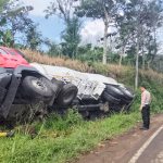 Diduga Hindari Mobil Lawan Arah, Tangki Semen Alami Kecelakaan
