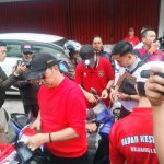 Semarak HUT RI ke-80, Bupati dan Ketua DPRD Bagikan Bendera di Pasar Tengah