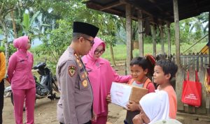 Kapolres Mukomuko Tunjukkan Kepedulian, Sambangi Warga Kurang Mampu di Lubuk Sanai II