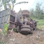 Rem Blong, Truk Batubara dari Jambi Terbalik di Air Meles Atas