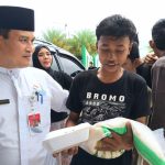Anak Sekolah Antusias, Pulang Shalat Jumat Bawa Beras dari Program “Bantu Rakyat”