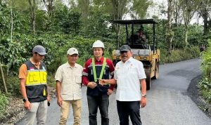 Wagub Mian Tinjau Jalan Simpang Air Lang – Desa Pelalo yang Hampir Mulus, Bujuk Petani Kopi Pakai Mobil Avanza