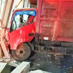 Gandengan Lepas, Truk Dyna Hantam Garasi Rumah Warga Talang Rimbo Lama