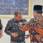 Wagub Mian Sematkan Pin Merah Putih kepada Bupati Karo