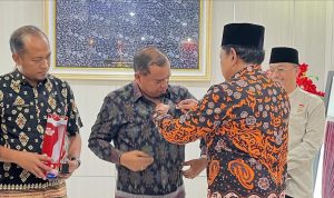 Wagub Mian Sematkan Pin Merah Putih kepada Bupati Karo