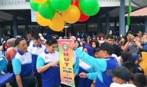 Jalan Sehat Warnai HUT ke-80 PGRI, Wabup Ajak Guru Wujudkan Indonesia Emas