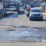 Unggahan Medsos Ungkap Jalan Lampu Merah Sukaraja Rusak Meski Baru Direhab