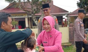 Polsek Selupu Rejang Bagikan Takjil kepada Masyarakat, Pererat Silaturahmi di Bulan Ramadan
