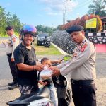 Korps Sabhara Polres Mukomuko Gelar Kurve dan Bagi Takjil Untuk Masyarakat Pada HUT Korps Sabhara ke-74