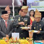 Puncak Peringatan HUT ke-23 Kabupaten Kaur, Bupati dan Wakil Bupati Lakukan Prosesi Pemotongan Tumpeng