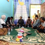 Pemkab Kaur Kunjungi Keluarga Almarhum Renaldi, Bupati Sampaikan Duka Cita dan Serahkan Santunan