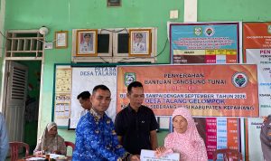 Pemdes Talang Gelompok Salurkan BLT kepada 8 KPM